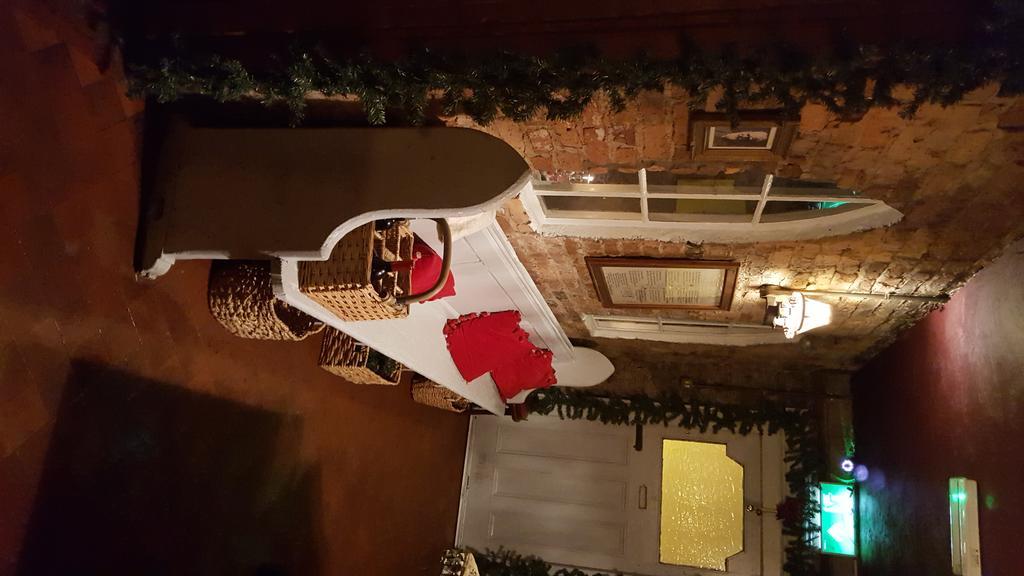 Finnegans Hostel And B&B Accommodation トラリー エクステリア 写真